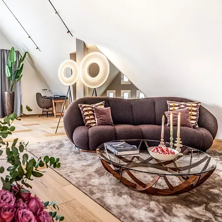 Aaaluxurycomfortrooftopfreeparkingacfullyequipped