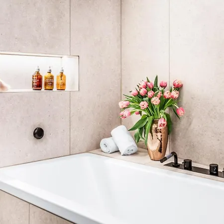 Bahnhofstrasse Designer Penthouse Private Rooftop *